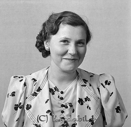 Anna Lisa Åberg Kisa
raja
Kvinna klädd i ljus klänning med blommor på 

raja
Anna Lisa (Elisabet) var född 1918 i Kisa, gift 1944 med elektriker Hagman.
Kuriosa: Olle Jakobsson döptes samtidigt som Anna Elisabet.
Anna Lisa hade två systrar, en hette Ellen och en bror Nils.
Anna Lisa flyttade till Mjölby och där avled hon 1992.
Källa: Studiegruppen hembygdsgården och Sv dödbok. 
Nyckelord: Åberg Kisa