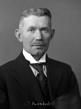 Elliot Andersson Ryda Björkfors
raja
Man klädd i skjorta slips och kavaj

raja
Elliot Andersson född 1890, hemmansägare i Ryda. Gift med Anna Vitalia Karlsson född 1886.
 Barn:
 Axel Ivar född 1913
 Siri född 1918
 Arne född 1919, död 1949
 Sven född 1920
 Siri gift med Olof Gustav Gustavsson född 1920 i Hycklinge.
 De är arrendatorer i Häradslyckan Skärkind 1950.
 Källa: Studiegruppen hembygdsgården och Folkräkning 1940 
Nyckelord: Andersson Björkfors