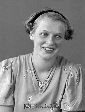Britta Pettersson Rävsala Västra Eneby
raja
Kvinna klädd i ljus klänning  

Nyckelord: Pettersson Västra Eneby