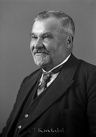Sven Larsson Idhult Björkfors
raja
Man klädd i skjorta slips och kavaj

raja
Sven Johan Larsson född 1870 i Oppeby.
Gift 1890 med Sofia Matilda Johansson född 1862 i Oppeby.
Son Johan Gillis 1890 i Oppeby.
1900 bor familjen i Sörhult.
1910 bor de i Idhult
Källa: Kyrkoarliv Oppeby 
Källa: Gerd Pettersson

Nyckelord: Larsson Björkfors
