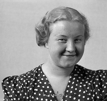 Fröken Anna-Britta Hansson Sjövalla
raja
Kvinna klädd i prickig klänning  

raja
Anna-Britta Hansson. Hon var dotter till Hansson på Sjövalla Snickeri i Kisa. Hon hade en bror Ingmar.Annna-Britta gifte sig med Sven Ringholm. De byggde dubbelhuset på Storgatan nära Sjövalla. Anna-Bria var född 1918 i Kisa och dog 2006 i Rimforsa.
Källa: Studiegruppen hembygdsgården 
Nyckelord: Hansson Sjövalla