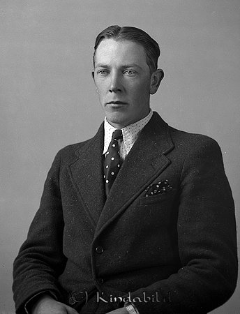 Einar Germundsson Malma Slätmon
raja
Man klädd i skjorta slips och kavaj

raja
Sven Gustav Einar Germundsson född 1916 i Västra Eneby.
Gift med Valborg Johansson från Gölstugan, Barn: Jan och Rosita.
De bodde i Västanå, Grönedegatan 33. Einar arbetade på Parca och isolerade värmeväxlar.
Källa: Studiegruppen hembygdsgården 
Nyckelord: Germundsson Slätmon