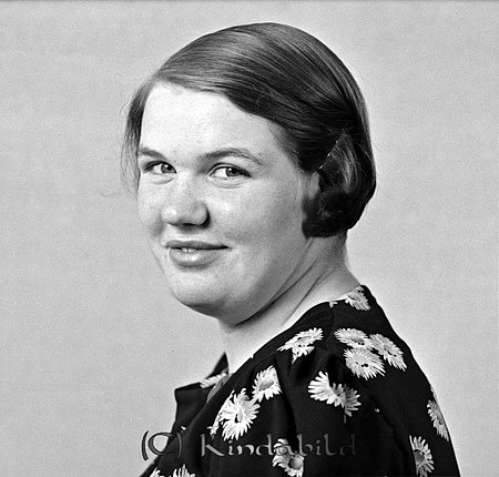 Inga-Maja Lilja Väsby Slätmon
raja
Kvinna klädd i klänning med blommor på  

Nyckelord: Lilja Slätmon