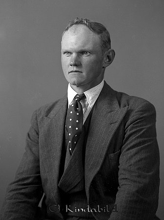 Konrad Johansson Vånga Oppeby
raja
Man klädd i skjorta slips och kavaj

raja
Konrad I Vånga var sågverks ägare. Han bodde i Mellangården Vånga. Han var farbror till Bertil Johansson som arbetade på El-Byrån i Kisa.
 Källa: Studiegruppen hembygdsgården 
Nyckelord: Johansson Oppeby