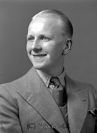 Ladde Karlsson Kisa
raja
Man klädd i skjorta slips och kavaj

raja
Arne Ladde ,arbetade hos Sandströms i Kisa, på herravdelningen.
Arne Ladde född 1917 i Kisa död 2001 i Vimmerby gift 1956 med Edeltraut Erna Dora född 1930 i Tyskland och död 1979 i Vimmerby.
Källa: Sv dödbok.
Källa: Gerd Pettersson

Nyckelord: Karlsson Kisa