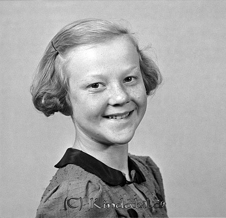 Elsa Hansson Sjövalla Kisa
raja
Flicka klädd i klänning

raja
Elsa Hansson född 1924 i Kisa, syster till Ingemar Hansson. Hon var gift med Uno Jern född 1923 i Kisa. Familjerna Jern och Ringholm byggde dubbelhuset på granntomten till Sjövalla i Kisa
Källa: Folkräkning 1970
Källa: Gerd Pettersson


Nyckelord: Hansson Kisa