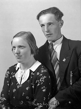 Valter Andersson Lottendal
raja
Man och kvinna han klädd i kostym hon i klänning

raja
Erik Valter Andersson född 1910 i Tidersrum
1939 flyttade han från Lottendal till Värnsborg i Kisa.
Gift 1941 med Elsa Johansson från Södra Vi
Barn: Dagny, Roland, Majvor
Källa: Kyrkoarkiv Kisa
Folkräkning 1950 
Källa: Gerd Pettersson

Nyckelord: Andersson Lottendal
