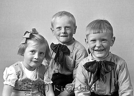 Gustaf Jonsson Bäck Kisa
raja
Syskonskara

raja
Fr vänster Gun, Carl-Gustav och Olle barn till Gustav och Gunhild Jonsson.
 De flyttade sedan till Föllingsö, som Gustav Jonsson arrenderade.
 Två barn till i familjen Margareta och Per-Magnus.
 Källa: Studiegruppen hembygdsgården 
Nyckelord: Jonsson Kisa