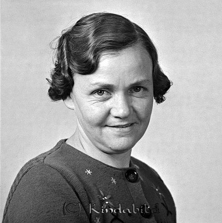 Greta Gustafsson Ekholmen Horn
raja
Kvinna klädd i mörk klänning

raja
Greta gift med kyrkvaktmästare Hugo Gustafsson sonen Ove Eckerberg bor i Linköping
 Källa: Studiegruppen Hembygdsgården 
Nyckelord: Gustafsson Horn