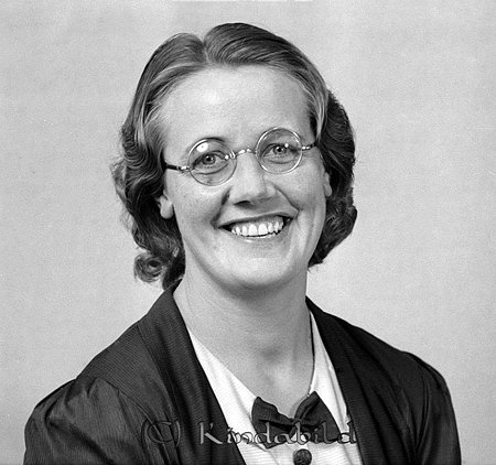 Herta Gustafsson Bänarp Verveln
raja
Kvinna klädd i en blus under en kavaj

raja
Herta Gustafsson född 1907 i Tidersrum, dotter till Nils Erik Gustavsson och Anna Katarina född Johansson 1870 i Tidersrum.
Syskon till Herta:
Martin Nilsson född 1905 i Tidersrum
Karl Erik och Anna Augusta födda 1911 i Tidersrum
Herta hade en syster Rut född 1913 i Tidersrum. Rut gift med Börje Johansson född 1910 i Södra Vi.
De fick barnen:
Inger född 1939 gift med Ingvar Samuelsson från Kopperarp.
Elisabet född 1945
Källa: Kyrkoarkiv Tidersrum 
Källa: Gerd Pettersson

Nyckelord: Gustafsson Verveln