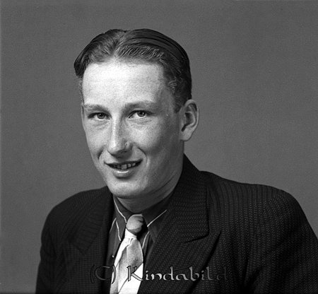 Karl Nilsson Rangkulla Västra Eneby
raja
Man klädd i skjorta slips och kavaj

raja
Byggnadsarbetare Karl Oskar Nilsson född 1918 i Västra Eneby.
Han var son till arrendatorn i Rangkulla Frans Oskar Nilsson och Augusta Maria Pettersson.
Han var gift med Margareta Nilsson född 1917 i Kisa.
Barn: Staffan och Anna-Karin.
De bosatte sig i Hagaborg och på Lillågatan i Kisa.
Källa: Folkräkning 1950, 1960 och 1975. 
Källa: Gerd Pettersson

Nyckelord: Nilsson Västra Eneby