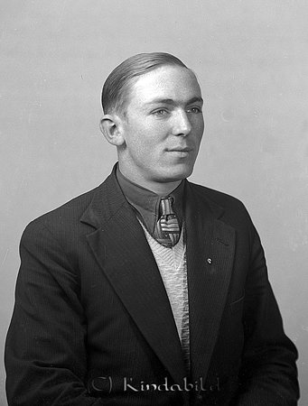 Sigurd Lundh Kulltorp Verveln
raja
Man klädd i skjorta slips och kavaj

raja
Sigurd Lund född 1916 i Tidersrum. 1947 blev han änkoman och bor då i Stockholm och arbetar som chaufför.
Källa: Folkräkning 1950. 
Källa: Gerd Pettersson

Nyckelord: Lundh Lundh