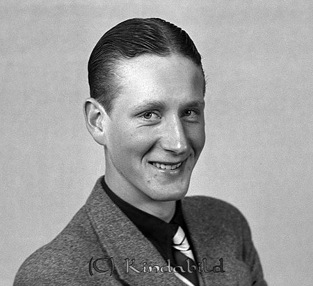 Gösta Andersson Kettilstad
raja
Man klädd i skjorta slips och kavaj

raja
Knut Gösta Ninian Andersson född 1918 i Kättilstad.
Gift med Ellen född Svensson 1924 i Kättilstad.
1950 var han kördräng i Söderö.
Två barn: Sylvia och Bengt
Källa: Folkräkning 1950 
Källa: Gerd Pettersson

Nyckelord: Andersson Kettilstad