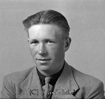 Gösta Svensson Norrö Kettilstad
raja
Man klädd i skjorta slips och kavaj

raja
Gösta Svensson född 1916 i Kättilstad. Arbetade på Söderö gård.
Källa: Folkräkning 1970. 
Källa: Gerd Pettersson

Nyckelord: Svensson Kettilstad