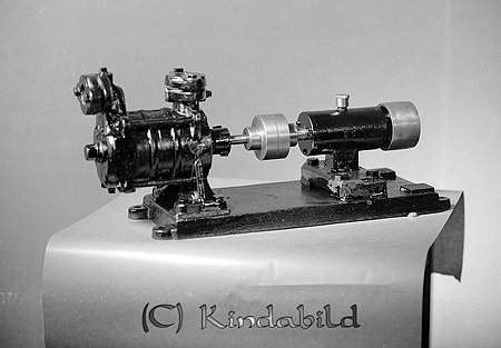 Kisa Mekaniska Verkstad
Vattenpump med lagerbock för drivning med plattrem från motor.
Tillverkad av Kisa Mekaniska Verkstad. �?gare Oskar Svensson (1887-1953). Han övertog företaget 1918 och efter honom sonen Harry Svensson (1910-1980) och vidare sonen Bo Svensson.
Källa: En bok om Kisa socken och Sv dödbok.
Nyckelord: Kisa Mekaniska Verkstad