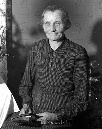 Fru Rundbom Kisa
raja
Födelsedagsfirande

raja
Katarina Sofia Andersson född 1861, gift med Anders Gustaf Rundbom- De bodde i Fogelhem Bjerkeeryd. 
Källa: Gerd Pettersson

Nyckelord: Rundbom Kisa