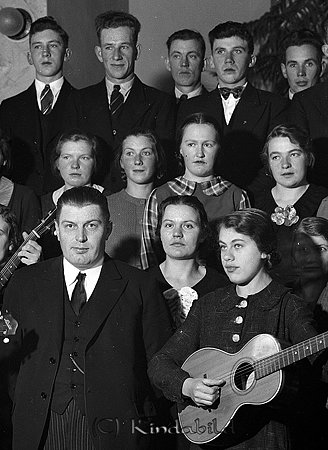 Sångkören Elim Kisa
raja
Sångkör

raja
3:e raden nr 2 från höger Olle Johansson, Gölstugan 
Källa: Gerd Pettersson

raja
Främre raden till höger med gitarr Doris Wallenberg.
 Mellersta raden med rutig krage Anna-Stina Andersson och till vänster Ester Jonsson. Främre raden till vänster pastor Gunnar Ekman.
 Källa: Studiegruppen hembygdsgården 
Nyckelord: Elim Kisa