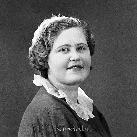Margit Pettersson Damfriseringen Kisa
raja
Kvinna klädd i mörk klänning ljus krage  

raja
Margit Pettersson. Hon var fosterdotter hos Jonas och Amanda Kindahl.
Margit gifte sig med Werner Jakobsson. De bodde i röda längan bakom Strömsholm (där sportaffären är nu).
Margit hade damfrisering i samma hus. Werner arbetade på Lantmännen strax intill. Margit fick ärva huset Storgatan 6 efter Kindahls.
Källa: Studiegruppen hembygdsgården 
Nyckelord: Pettersson Kisa