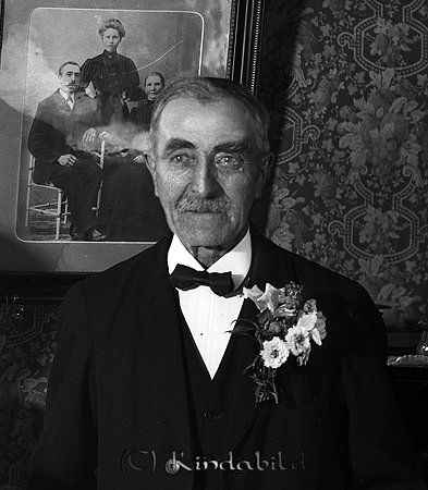 Rundbom Fågelvik Kisa
raja
Man bredvid ett bord fyllt med blommor

raja
Anders Gustaf Rundbom född 1858 i Kisa.
Han dog 1947 i Karlsberg Bjärkeryds Södergård Kisa.
Källa: Sv Dödbok 
Källa: Gerd Pettersson

Nyckelord: Rundbom Kisa