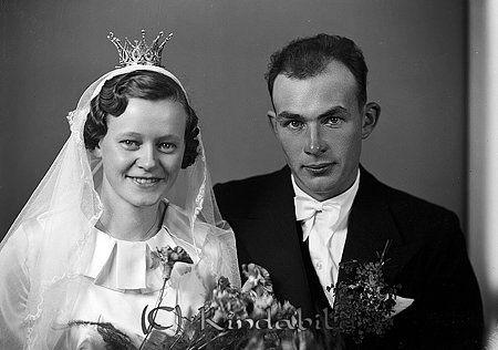 Karl Rotman Valla Kättilstad
raja 
Brudpar           

raja
Karl Ossian Rothman född 1912 och Lilly Margareta Viola Svensson född 1915
1970 bor de i Norrgården Bestorp. Lilly dog 1986 och Karl 1994 i Sturefors.
Källa: Kyrkoarkiv Kättilstad 
Källa: Gerd Pettersson
            
Nyckelord: Rotman Kättilstad