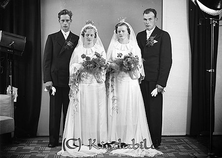 Sven Leek Svalsjö
raja 
Två brudpar          

raja
Till vänster Sven Sjunning Leek och Berta Linnéa Karolina Svensson från Örsebo, båda födda 1916.
Källa: Vigselbok Kisa 
Källa: Gerd Pettersson
             
Nyckelord: Leek Svalsjö