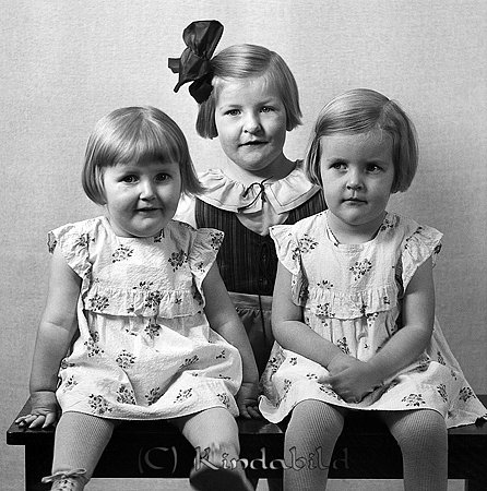 Barnen Olsson Hag Slätmon
raja
Syskonskara

raja
Barnen Olsson från Hag. Föräldrar Holger Gustaf Harald Olsson född 1903 och Ebba Gunhild född Pettersson 1905 i Tjärstad.
Den äldsta dottern heter Gunnel född 1932. En av de andra flickorna hette Marianne.
Källa: Studiegruppen hembygdsgården och Kyrkoarkiv Västra Eneby. 

raja
Den yngsta dottern heter Kerstin 
Källa: Sune Holgersson

raja
 Holger och Ebbas barn heter,
 Gunnel, Marianne, Kerstin och Rolf
 Källa: Studiegruppen Hembygdsgården 
Nyckelord: Olsson Slätmon