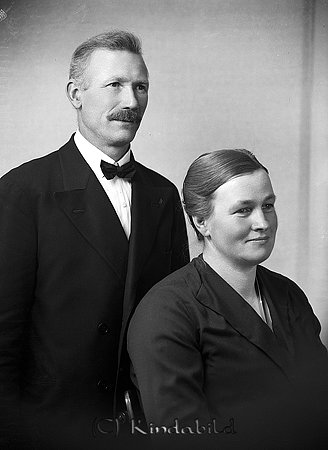 Fabrikör Patriksson Tidersrum
raja
Man och kvinna han klädd i kostym hon i klänning

Nyckelord: Patriksson Tidersrum