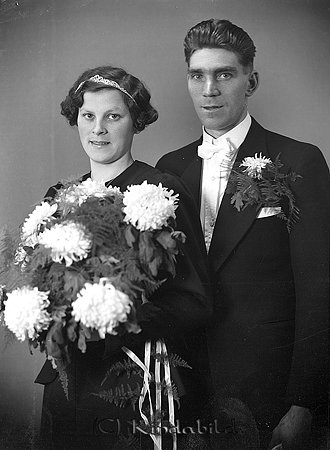Erik Roback Kölefors
raja 
Brudpar
                       
raja
Erik Roback född 1909 i Kisa och Alice född Fridolf 1914 i Västra Eneby. De bodde i Drögsnäs. Barnen hette Majvor, Marita och Conny.
Källa: Studiegruppen hembygdsgården 
Nyckelord: Roback Kölefors