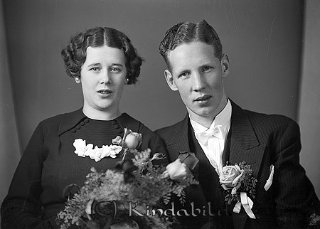 Harry Sandelius Centralcafét Kisa
raja 
Brudpar                       
raja
Elsy och Harry Sandelius 
Källa: Curth

Nyckelord: Sandelius Kisa