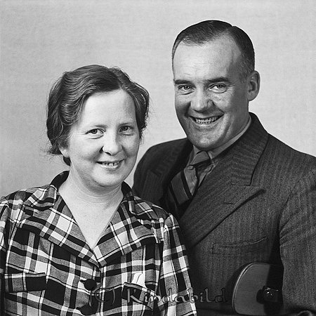 Sigvard o Linnéa Syrén Kisa
raja
Man och kvinna han klädd i kostym hon i klänning

raja
Åkare Sigvard Syrén med hustru Linneá född Rydell. Syster till Göte Rydell. Syrén byggde Klockgärdet på Grönedegatan.
De hade en son Håkan.
Källa: Studiegruppen hembygdsgården 
Nyckelord: Syrén Kisa