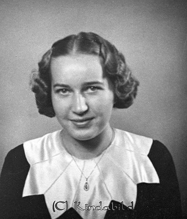 Svea Andersson Kättilstad
raja
Kvinna klädd i mörk klänning med ljus krage

Nyckelord: Andersson Kättilstad