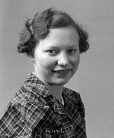 Gunhild Lund Holstensborg Slätmon
raja
Kvinna klädd i rutig klänning

Nyckelord: Lund Slätmon