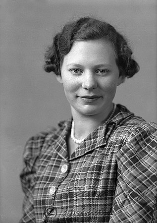 Gunhild Lund Holstensborg Slätmon
raja
Kvinna klädd i rutig klänning

Nyckelord: Lund Slätmon
