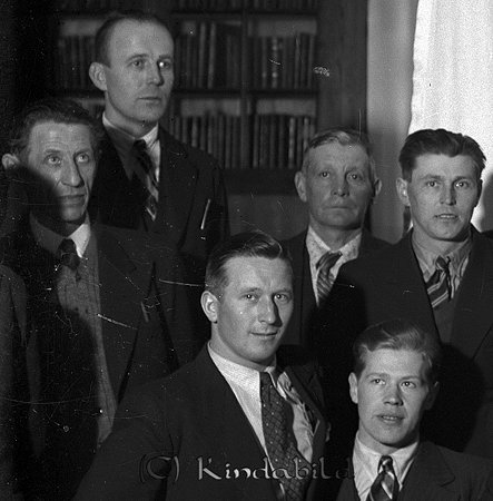 Fackliga Central Kisa
raja
Fackligt anslutna män

raja
Längst bak Evert Svärd (arbetade på Kisa Gjuteri)
Mellanraden fr vänster Nils Karlén, Robert Karlsson (ölutkörare från Kisa Bryggeri), Eskil Larsson (vaktmästare lasarettet).
Nedre raden fr höger Stig Holmström
Källa: Studiegruppen hembygdsgården. 
