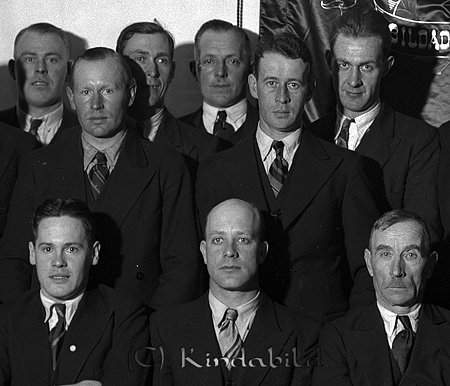 Fackliga Central Kisa
raja
Fackligt anslutna män

raja
Nedre raden i mitten Karl Andersson "Kalle Dompan". (byggnadssnickare).
mellanraden fr vänster helge Hellberg och Runar Johansson.
Bakre raden fr vänster Valter Svensson, David Andersson "Träsko-David", Einar Johansson, bilmekaniker
Gustav Eriksson, bilmekaniker Nylandes Bilverkstad.
Källa: Studiegruppen hembygdsgården. 
Nyckelord: Fackliga Central Kisa