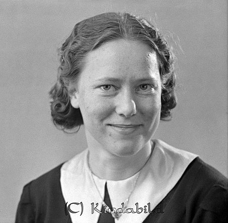 Ann-Louise Pettersson Ulrika
raja
Kvinna klädd i mörk klänning med ljus krage

raja
Anna Louise Ingegerd Pettersson född 1919 i Karlstad Amundebo.
Gift med Torsten Pettersson, död 2002 i Finspång.
Dotter till handlanden August Ture Pettersson Karlstad Amundebo.
Syskon; Elias född 1912, Lena född 1914, Sylvia född 1916,
Noak Arne född 1921 och Ewelina född 1923.
Arne var gift med Berta Larsson född 1923 i Sundsnäs Kisa.
Källa: Familjer och Gårdar i Ulrika 
Källa: Gerd Pettersson

Nyckelord: Pettersson Ulrika