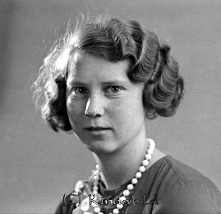 Ewelina Pettersson Ulrika
raja
Kvinna klädd i klänning och med ett pärlhalsband runt halsen  

raja
Elna Margareta Ewelina Pettersson född 1923, dotter till handlande August Pettersson och Edna Signe Elisabet född Jonsson. Familjen bodde i Karlstad Amundebo Ulrika.
Gift 1946 med Arne Hallingby från �?sarp. Ewelina dog 1988 i Karlstad Ulrika.
Källa: Familjer och Gårdar i Ulrika 
Källa: Gerd Pettersson

Nyckelord: Pettersson Ulrika