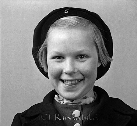 Ulla Norell Kisa
raja
Flicka klädd i kappa och en basker på huvudet

raja 
Ulla Norell född 1926 i Kisa, dotter till Margareta (Greta) och Evald Norell. Ulla gifte sig med Holger Karlsson född 1929 i Linköping,
De fick barnen Börje och Ingrid, 1970 bor familjen i Rystad Linköping och 1980 i Tallboda. 
Källa: Gerd Pettersson 

Nyckelord: Norell Kisa