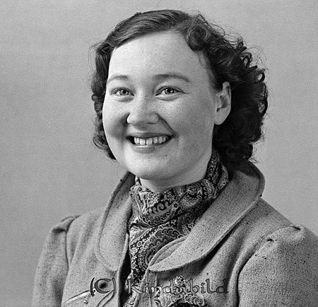 Inga Kastman Orrkullen Kisa
raja
Kvinna klädd i kappa och en scarf runt halsen  

raja
Inga Linnéa var född 1921 i Kisa. hon gifte sig med Nils Rune Hjelmérus, Brokinds Båtvarv. De fick en dotter Catarina Susanne.
Källa: Studiegruppen hembygdsgården. 
Nyckelord: Kastman Kisa
