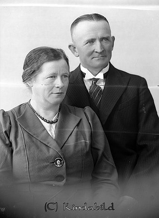 Oscar Karlsson Lidhult Norra Vi
raja
Man och kvinna han klädd i kostym hon i klänning

raja
"Oskar i Lidhult" var en av sex karlar som 1928 startade Kisa lokalavdelning av MHF (Motorförarnas helnykterhets förbund). Han berättade om när han tog körkort. Enda frågan han fick var: När är det dags att tända billyset? Hans svar var: När en inte sir skillnad på en knapelsten å en hästaskit. Han fick körkort. Oskar Karlsson föddes 1892, dog 1984. Han var gift två gånger, först med Karin som levde 1894 till 1957, sen med Marta född Andersson 1908 död 1994.
 Källa: Gravstenen.  
Källa: mayca

Nyckelord: Karlsson Norra Vi