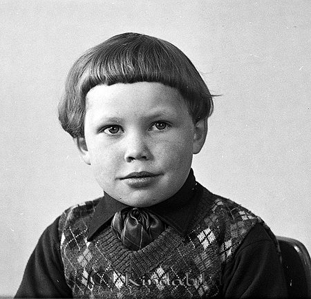 Bertil Andersson Fullmestad Hägerstad
raja
Pojke klädd i skjorta under en stickad väst

Nyckelord: Andersson Hägerstad