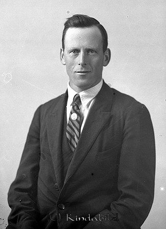 Hugo Pettersson Grönede Kisa
raja
Man klädd i skjorta slips och kavaj

raja
raja
Hugo Pettersson född 1909 var gift med Anna från Offerdal i Jämtland. De hade två döttrar. Hugo var byggmästare och byggde en del villor i Kisa på 1960 och 70-talen. Familjen bodde på Bergstigen i Kisa. 
Källa: Gerd Pettersson 

Nyckelord: Pettersson Kisa