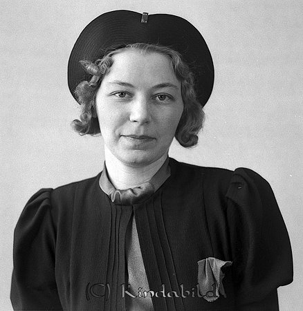 Fru Karin Hjelmfors Kisa
raja
Kvinna klädd i mörk klänning och med hatt på huvudet

raja
Karin gift Hjelmfors var född 1913 i Risinge, gift med Gustaf Holger Hjelmfors född 1908 i Grythyttan Örebro län.
1970 bor de i Mjölby. 
Källa: Gerd Pettersson 

Nyckelord: Hjelmfors Kisa