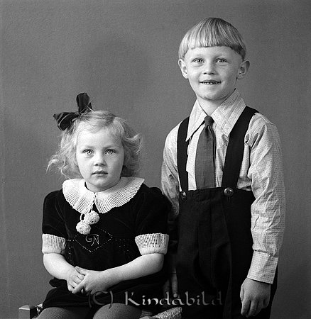 Gun o Sten-Åke Nysten Kisa
raja
Syskonpar

raja
Sten-Åke och Gun, barn till Gunnar och Frida Nysten Kvarntorp Kisa. 
Källa: Gerd Pettersson 

Nyckelord: Nysten Kisa
