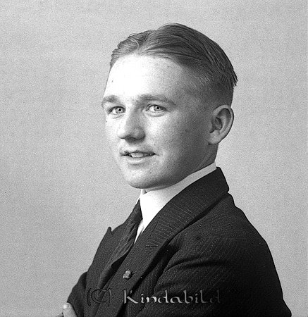 Bertil Olefors Hycklinge
raja
Man klädd i skjorta slips och kavaj

raja
Bertil Olefors var född 1919 i Hycklinge. Död 1980 i Mariefred.
Han var gift med Rut född 1909 i Graninge Ångermanland. 
Källa: Gerd Pettersson 

Nyckelord: Olefors Hycklinge