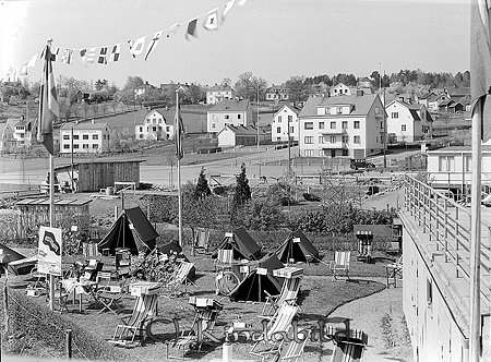 Konsum Kisa
raja
Tältläger
gepe
Konsums friluftsutställning med anledning av semesterlagen 1938.
Fotot tagit från järnvägsbron.

Nyckelord: Konsum Kisa