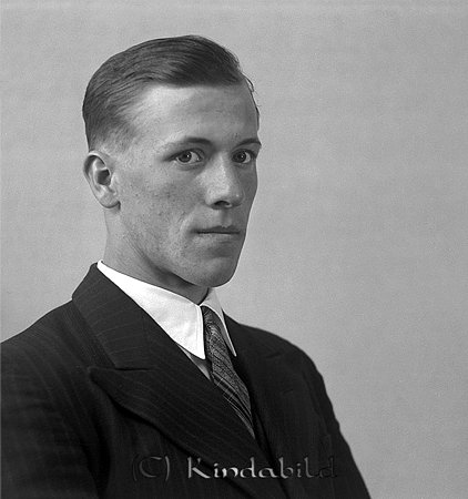 Ingvar Andersson Ulrika
raja
Man klädd i skjorta slips och kavaj

raja
Ingvar Andersson född 1918 i Ulrika.
1950 var han droskbilschaufför och bodde i Linköping.
Gift med Britt Ellen Ingeborg född Tjäder född 1920 i Tryserum.
Barn:
Bernt Ingvar född 1943 i Nykil
Britt Agneta född 1949 i Linköping.
Källa: Folkräkning 1950 
Källa: Gerd Pettersson

Nyckelord: Andersson Ulrika