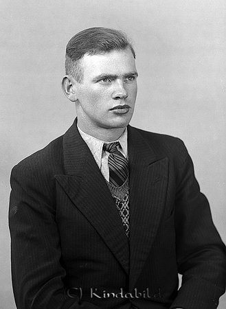 Holger Lönn Hycklinge
raja
Man klädd i skjorta slips och kavaj

raja
Holger Lönn född 1918 i Gårdeby församling.
Åkeriägare bodde 1950 i Härna Hycklinge. 1970 bodde han i Linköping.
Källa: Folkräkning 1950 och 1970 
Källa: Gerd Pettersson



Nyckelord: Lönn Hycklinge