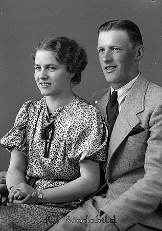 Tage Pettersson Vånga Oppeby
raja
Man och kvinna han klädd i kostym hon i klänning

raja
Tage Pettersson född 1915 i Hägerstad och Signhild Bergström född 1918 i Oppeby. De gifte sig 1939.
Barn Jan-Olov och Barbro.
1950 bodde familj i Idhilt Oppeby.
Källa: Folkräkning 1950
Källa: Gerd Pettersson


Nyckelord: Pettersson Oppeby