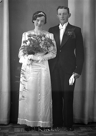 Yngve Andersson Lumpmåla Ulrika
raja 
Brudpar                       

raja
Axel Viktor Yngve Andersson (född 1904) arrendator i Lumpmälen, Malexander.
och Anna Elisabet Samuelsson (född 1906) från Sjöbo Högtomta.
1970 bor Yngve Andersson på Linnegatan 58 i Kisa.
Anna Elisabet Andersson dog 1969 och Yngve Andersson dog 1994 på Kindagatan 12 i Kisa. 
Källa: Gerd Pettersson

raja
Dotter Vivianne Yngvesson, Kindagatan 12 Kisa. 
Källa: Gerd Pettersson

raja
Solveig heter äldsta dottern. 
Källa: mayca

Nyckelord: Andersson Ulrika